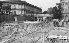31.05.1981, Warszawa, Polska.
Pogrzeb Kardynała Stefana Wyszyńskiego - prace budowlane na Placu Zwycięstwa (dzisiejszym Placu Marszałka Józefa Piłsudskiego). Na pierwszym planie - metalowe konstrukcje ołtarza, kontenery, w tle - Hotel Europejski. 
Fot. NN, zbiory Ośrodka KARTA/Independent Polish Agency (IPA) przekazał Józef Lebenbaum