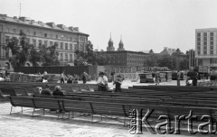 31.05.1981, Warszawa, Polska.
Pogrzeb Kardynała Stefana Wyszyńskiego - prace porządkowe. Ławki dla uczestników ceremonii ustawione na Placu Zwycięstwa (dzisiejszym Placu Marszałka Józefa Piłsudskiego). 
Fot. NN, zbiory Ośrodka KARTA/Independent Polish Agency (IPA) przekazał Józef Lebenbaum