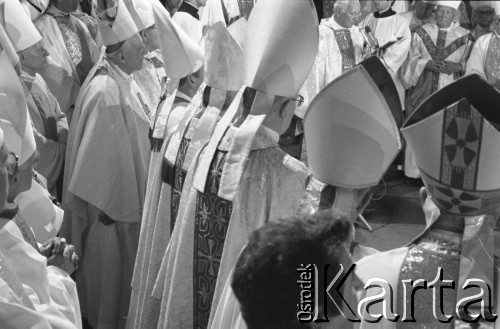 31.05.1981, Warszawa, Polska.
Pogrzeb Kardynała Stefana Wyszyńskiego. Biskupi. 
Fot. NN, zbiory Ośrodka KARTA/Independent Polish Agency (IPA) przekazał Józef Lebenbaum