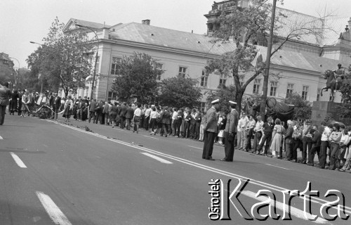 31.05.1981, Warszawa, Polska.
Pogrzeb Kardynała Stefana Wyszyńskiego - milicjanci kontrolują ruch na Krakowskim Przedmieściu przed Pałacem Namiestnikowskim. W tle - wierni i delegacja z Podhala niosąca wieniec.  
Fot. NN, zbiory Ośrodka KARTA/Independent Polish Agency (IPA) przekazał Józef Lebenbaum