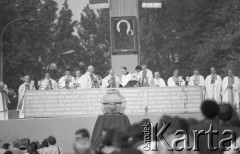 31.05.1981, Warszawa, Polska.
Pogrzeb Kardynała Stefana Wyszyńskiego - widok na ołtarz i trumnę podczas mszy sprawowanej na Placu Zwycięstwa (dzisiejszym Placu Marszałka Józefa Piłsudskiego). Mszy przewodniczy Sekretarz Stanu Watykanu kardynał Agostino Casaroli.
Fot. NN, zbiory Ośrodka KARTA/Independent Polish Agency (IPA) przekazał Józef Lebenbaum