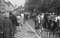 31.05.1981, Warszawa, Polska.
Pogrzeb Kardynała Stefana Wyszyńskiego - wierni na Krakowskim Przedmieściu. W tle - autokar oraz widok na Stare Miasto. 
Fot. NN, zbiory Ośrodka KARTA/Independent Polish Agency (IPA) przekazał Józef Lebenbaum
