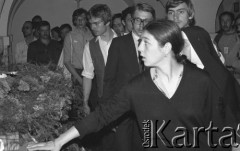 31.05.1981, Warszawa, Polska.
Pogrzeb Kardynała Stefana Wyszyńskiego - wierni w krypcie grobowej w Bazylice Archikatedralnej św. Jana Chrzciciela. 
Fot. NN, zbiory Ośrodka KARTA/Independent Polish Agency (IPA) przekazał Józef Lebenbaum
