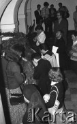 31.05.1981, Warszawa, Polska.
Pogrzeb Kardynała Stefana Wyszyńskiego - wierni modlą się w krypcie grobowej w Bazylice Archikatedralnej św. Jana Chrzciciela. 
Fot. NN, zbiory Ośrodka KARTA/Independent Polish Agency (IPA) przekazał Józef Lebenbaum