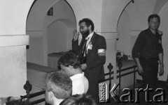 31.05.1981, Warszawa, Polska.
Pogrzeb Kardynała Stefana Wyszyńskiego - wierni modlą się w krypcie grobowej w Bazylice Archikatedralnej św. Jana Chrzciciela. 
Fot. NN, zbiory Ośrodka KARTA/Independent Polish Agency (IPA) przekazał Józef Lebenbaum