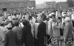 31.05.1981, Warszawa, Polska.
Pogrzeb Kardynała Stefana Wyszyńskiego - uczestnicy ceremonii na Placu Zwycięstwa (dzisiejszym Placu Marszałka Józefa Poniatowskiego). W tle - transparenty Solidarności oraz Teatr Wielki. 
Fot. NN, zbiory Ośrodka KARTA/Independent Polish Agency (IPA) przekazał Józef Lebenbaum