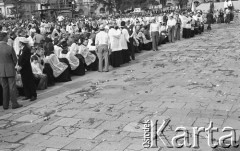 31.05.1981, Warszawa, Polska.
Pogrzeb Kardynała Stefana Wyszyńskiego - uczestnicy ceremonii na Placu Zwycięstwa (dzisiejszym Placu Marszałka Józefa Piłsudskiego). Duchowni siedzący przed ołtarzem.
Fot. NN, zbiory Ośrodka KARTA/Independent Polish Agency (IPA) przekazał Józef Lebenbaum