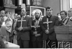 28-29.03.1981, Jarosław, Polska.
Msza święta w Kolegiacie Bożego Ciała z udziałem delegatów na I zjazd Niezależnego Samorządnego Związku Rolników Indywidualnych „Solidarność”. Z krzyżami stoją (od lewej): Zdzisław Ostałek, Piotr Baumgart, Jan Kułaj.
Fot. NN, zbiory Ośrodka KARTA/Independent Polish Agency (IPA) przekazał Józef Lebenbaum