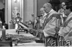 28-29.03.1981, Jarosław, Polska.
Msza święta w Kolegiacie Bożego Ciała z udziałem delegatów na I zjazd Niezależnego Samorządnego Związku Rolników Indywidualnych „Solidarność”. Na ołtarzu leżą krzyże.
Fot. NN, zbiory Ośrodka KARTA/Independent Polish Agency (IPA) przekazał Józef Lebenbaum