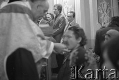 28-29.03.1981, Jarosław, Polska.
Msza święta w Kolegiacie Bożego Ciała z udziałem delegatów na I zjazd Niezależnego Samorządnego Związku Rolników Indywidualnych „Solidarność”. Na zdjęciu ksiądz udziela sakramentu komunii świętej Antoniemu Wojnarowiczowi.
Fot. NN, zbiory Ośrodka KARTA/Independent Polish Agency (IPA) przekazał Józef Lebenbaum