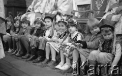28-29.03.1981, Jarosław, Polska.
Msza święta w Kolegiacie Bożego Ciała z udziałem delegatów na I zjazd Niezależnego Samorządnego Związku Rolników Indywidualnych „Solidarność”. Na zdjęciu dzieci w strojach ludowych podczas mszy. 
Fot. NN, zbiory Ośrodka KARTA/Independent Polish Agency (IPA) przekazał Józef Lebenbaum