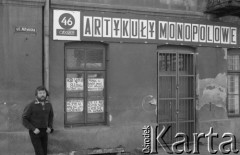 28-29.03.1981, Jarosław, Polska.
Krzysztof Siemieński przed sklepem monopolowym.
Fot. NN, zbiory Ośrodka KARTA/Independent Polish Agency (IPA) przekazał Józef Lebenbaum