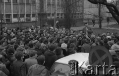 marzec 1981, Bydgoszcz, Polska.
Lech Wałęsa przemawia do tłumu w czasie tzw. wydarzeń marcowych.
Fot. NN, zbiory Ośrodka KARTA/Independent Polish Agency (IPA), przekazał Józef Lebenbaum
