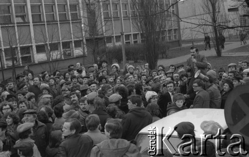 marzec 1981, Bydgoszcz, Polska.
Lech Wałęsa przemawia do tłumu w czasie tzw. wydarzeń marcowych. Obok niego stoją m.in. Andrzej Celiński i Mieczysław Wachowski.
Fot. NN, zbiory Ośrodka KARTA/Independent Polish Agency (IPA), przekazał Józef Lebenbaum
