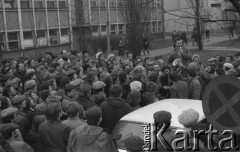 marzec 1981, Bydgoszcz, Polska.
Lech Wałęsa przemawia do tłumu w czasie tzw. wydarzeń marcowych.
Fot. NN, zbiory Ośrodka KARTA/Independent Polish Agency (IPA), przekazał Józef Lebenbaum
