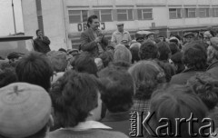 marzec 1981, Bydgoszcz, Polska.
Lech Wałęsa przemawia do tłumu w czasie tzw. wydarzeń marcowych.
Fot. NN, zbiory Ośrodka KARTA/Independent Polish Agency (IPA), przekazał Józef Lebenbaum
