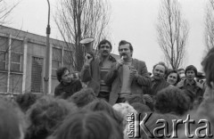 marzec 1981, Bydgoszcz, Polska.
Lech Wałęsa przemawia do tłumu w czasie tzw. wydarzeń marcowych. Obok niego z megafonem stoi Ryszard Kalinowski.
Fot. NN, zbiory Ośrodka KARTA/Independent Polish Agency (IPA), przekazał Józef Lebenbaum
