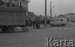 marzec 1981, Bydgoszcz, Polska.
Miasto w czasie tzw. wydarzeń marcowych. Na pierwszym planie przyczepa, ma drugim milicjanci rozmawiają z przechodniami.
Fot. NN, zbiory Ośrodka KARTA/Independent Polish Agency (IPA), przekazał Józef Lebenbaum
