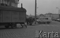 marzec 1981, Bydgoszcz, Polska.
Miasto w czasie tzw. wydarzeń marcowych. Na pierwszym planie przyczepa, ma drugim milicjanci rozmawiają z przechodniami.
Fot. NN, zbiory Ośrodka KARTA/Independent Polish Agency (IPA), przekazał Józef Lebenbaum
