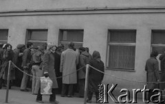 marzec 1981, Bydgoszcz, Polska.
Tzw. wydarzenia marcowe w Bydgoszczy. Ludzie czytają ogłoszenie wywieszone na oknie budynku.
Fot. NN, zbiory Ośrodka KARTA/Independent Polish Agency (IPA), przekazał Józef Lebenbaum
