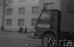 marzec 1981, Bydgoszcz, Polska.
Samochód milicyjny zaparkowany pod budynkiem.
Fot. NN, zbiory Ośrodka KARTA/Independent Polish Agency (IPA), przekazał Józef Lebenbaum
