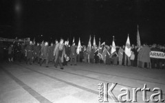 1980-1981, Warszawa, Polska.
Manifestacja środowisk opozycyjnych pod Grobem Nieznanego Żołnierza. Na zdjęciu poczty sztandarowe.
Fot. NN, zbiory Ośrodka KARTA/Independent Polish Agency (IPA) przekazał Józef Lebenbaum