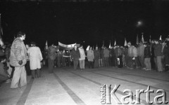 1980-1981, Warszawa, Polska.
Manifestacja środowisk opozycyjnych pod Grobem Nieznanego Żołnierza. Na zdjęciu manifestanci z transparentem z napisem: 
