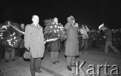 1980-1981, Warszawa, Polska.
Manifestacja środowisk opozycyjnych pod Grobem Nieznanego Żołnierza. Na zdjęciu degacja z wieńcem.
Fot. NN, zbiory Ośrodka KARTA/Independent Polish Agency (IPA) przekazał Józef Lebenbaum