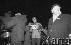 1980-1981, Warszawa, Polska.
Manifestacja środowisk opozycyjnych pod Grobem Nieznanego Żołnierza. Na zdjęciu Bronisław Komorowski przemawia do manifestantów. 
Fot. NN, zbiory Ośrodka KARTA/Independent Polish Agency (IPA) przekazał Józef Lebenbaum
