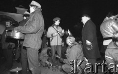 1980-1981, Warszawa, Polska.
Manifestacja środowisk opozycyjnych pod Grobem Nieznanego Żołnierza. Na zdjęciu (w środku) Bronisław Komorowski z mikrofonem, obok harcerz z werblem.
Fot. NN, zbiory Ośrodka KARTA/Independent Polish Agency (IPA) przekazał Józef Lebenbaum