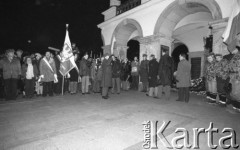 1980-1981, Warszawa, Polska.
Manifestacja środowisk opozycyjnych pod Grobem Nieznanego Żołnierza. Na zdjęciu manifestanci, wśród nich poczet sztandarowy.
Fot. NN, zbiory Ośrodka KARTA/Independent Polish Agency (IPA) przekazał Józef Lebenbaum