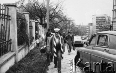 Listopad 1981, Warszawa, Polska.
Uniwersytet Warszawski - strajk okupacyjny studentów solidaryzujących się ze studentami Wyższej Szkoły Inżynierskiej w Radomiu. Młodzież idąca ulicą Oboźną.
Fot. NN, zbiory Ośrodka KARTA/Independent Polish Agency (IPA) przekazał Józef Lebenbaum