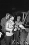 1980-1981, Warszawa, Polska.
Manifestacja środowisk opozycyjnych pod Grobem Nieznanego Żołnierza. Na zdjęciu manifestanci.
Fot. NN, zbiory Ośrodka KARTA/Independent Polish Agency (IPA) przekazał Józef Lebenbaum