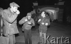 1980-1981, Warszawa, Polska.
Manifestacja środowisk opozycyjnych pod Grobem Nieznanego Żołnierza. Na zdjęciu uczestnicy manifestacji.
Fot. NN, zbiory Ośrodka KARTA/Independent Polish Agency (IPA) przekazał Józef Lebenbaum
