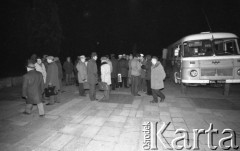 1980-1981, Warszawa, Polska.
Manifestacja środowisk opozycyjnych pod Grobem Nieznanego Żołnierza. Na zdjęciu manifestanci przy autobusie.
Fot. NN, zbiory Ośrodka KARTA/Independent Polish Agency (IPA) przekazał Józef Lebenbaum