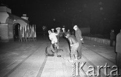 1980-1981, Warszawa, Polska.
Manifestacja środowisk opozycyjnych pod Grobem Nieznanego Żołnierza. Na zdjęciu przygotowania do manifestacji - mężczyźni ustawiają sprzęt nagłaśniający.
Fot. NN, zbiory Ośrodka KARTA/Independent Polish Agency (IPA) przekazał Józef Lebenbaum
