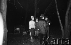 1980-1981, Warszawa, Polska.
Manifestacja środowisk opozycyjnych pod Grobem Nieznanego Żołnierza. Na zdjęciu przygotowania do manifestacji - mężczyźni w Parku Saskim, w tle agregat prądotwórczy.
Fot. NN, zbiory Ośrodka KARTA/Independent Polish Agency (IPA) przekazał Józef Lebenbaum