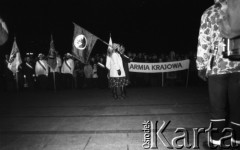 1980-1981, Warszawa, Polska.
Manifestacja środowisk opozycyjnych pod Grobem Nieznanego Żołnierza. Na zdjęciu poczty sztandarowe podczas uroczystości, m.in. harcerze i hutnicy.
Fot. NN, zbiory Ośrodka KARTA/Independent Polish Agency (IPA) przekazał Józef Lebenbaum