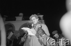 1980-1981, Warszawa, Polska.
Manifestacja środowisk opozycyjnych pod Grobem Nieznanego Żołnierza. Na zdjęciu Bronisław Komorowski przemawia do manifestantów.
Fot. NN, zbiory Ośrodka KARTA/Independent Polish Agency (IPA) przekazał Józef Lebenbaum