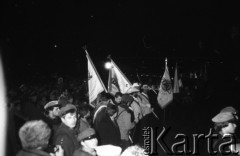 1980-1981, Warszawa, Polska.
Manifestacja środowisk opozycyjnych pod Grobem Nieznanego Żołnierza. Na zdjęciu poczty sztandarowe m.in. harcerzy i hutników.
Fot. NN, zbiory Ośrodka KARTA/Independent Polish Agency (IPA) przekazał Józef Lebenbaum