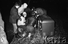 1980-1981, Warszawa, Polska.
Manifestacja środowisk opozycyjnych pod Grobem Nieznanego Żołnierza. Na zdjęciu przygotowania do uroczystości - mężczyźni podłączają agregat prądotwórczy.
Fot. NN, zbiory Ośrodka KARTA/Independent Polish Agency (IPA) przekazał Józef Lebenbaum