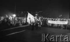 1980-1981, Warszawa, Polska.
Manifestacja środowisk opozycyjnych pod Grobem Nieznanego Żołnierza. Na zdjęciu poczty sztandarowe i manifestanci z transparentem 