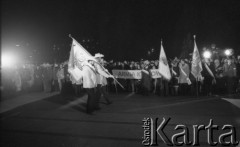 1980-1981, Warszawa, Polska.
Manifestacja środowisk opozycyjnych pod Grobem Nieznanego Żołnierza. Na zdjęciu poczet sztandarowy hutników i manifestanci z transparentem 