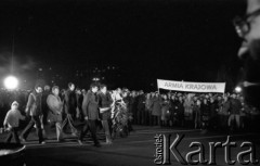 1980-1981, Warszawa, Polska.
Manifestacja środowisk opozycyjnych pod Grobem Nieznanego Żołnierza. Na zdjęciu delegacja z wieńcem i manifestanci wznoszący transparent z napisem 