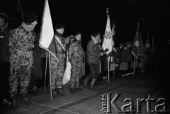 1980-1981, Warszawa, Polska.
Manifestacja środowisk opozycyjnych pod Grobem Nieznanego Żołnierza. Na zdjęciu poczty sztandarowe, m.in harcerzy.
Fot. NN, zbiory Ośrodka KARTA/Independent Polish Agency (IPA) przekazał Józef Lebenbaum