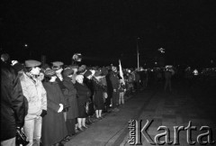 1980-1981, Warszawa, Polska.
Manifestacja środowisk opozycyjnych pod Grobem Nieznanego Żołnierza. Na zdjęciu manifestanci.
Fot. NN, zbiory Ośrodka KARTA/Independent Polish Agency (IPA) przekazał Józef Lebenbaum