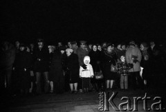 1980-1981, Warszawa, Polska.
Manifestacja środowisk opozycyjnych pod Grobem Nieznanego Żołnierza. Na zdjęciu manifestanci.
Fot. NN, zbiory Ośrodka KARTA/Independent Polish Agency (IPA) przekazał Józef Lebenbaum