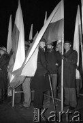 1980-1981, Warszawa, Polska.
Manifestacja środowisk opozycyjnych pod Grobem Nieznanego Żołnierza. Na zdjęciu manifestanci z flagami.
Fot. NN, zbiory Ośrodka KARTA/Independent Polish Agency (IPA) przekazał Józef Lebenbaum