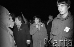 1980-1981, Warszawa, Polska.
Manifestacja środowisk opozycyjnych pod Grobem Nieznanego Żołnierza. Na zdjęciu manifestanci, jeden z nich przemawia.
Fot. NN, zbiory Ośrodka KARTA/Independent Polish Agency (IPA) przekazał Józef Lebenbaum