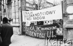 Listopad 1981, Warszawa, Polska.
Uniwersytet Warszawski - strajk okupacyjny studentów solidaryzujących się ze studentami Wyższej Szkoły Inżynierskiej w Radomiu. Transparenty zawieszone na Bramie Głównej Uniwersytetu przy Krakowskim Przedmieściu. 
Fot. NN, zbiory Ośrodka KARTA/Independent Polish Agency (IPA) przekazał Józef Lebenbaum


